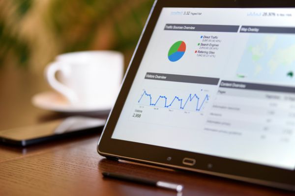 Tablet mit SEO Statistiken