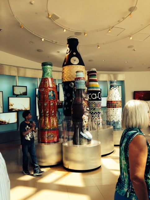 Bild aus dem Coca Cola Museum Große Flaschen im Coca Cola Museum